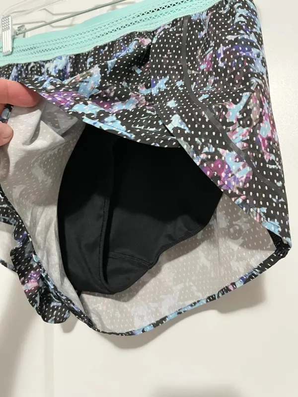 Lululemon Size 4 Blue, Black Floral Run Speed Shorts - Image 4