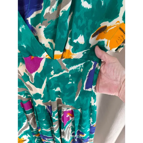 Vintage REO Midi Dress Women's SZ 14 Green Abstract Pleated V-Neck Short Sleeves - Image 4