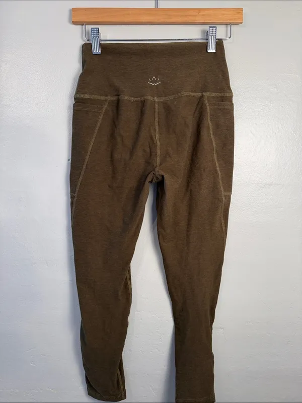 Beyond Yoga Olive Green cropped leggings size medium - Image 4