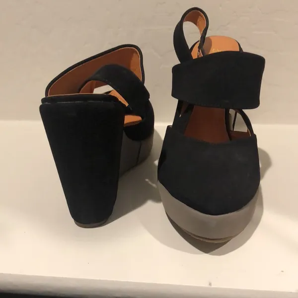 New/ color block light gray/ black/ rubber soles Size 6 - Image 2
