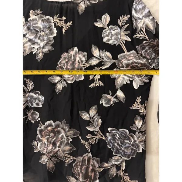 White House Black Market Floral Ruffle V-Neck Blouse Black‎ Grey Silver Large - Image 2
