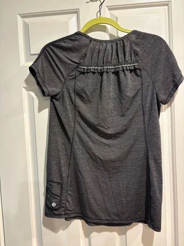Lululemon women’s Run Wild Short Sleeve Tech Shirt gray sz 8 M - Image 4