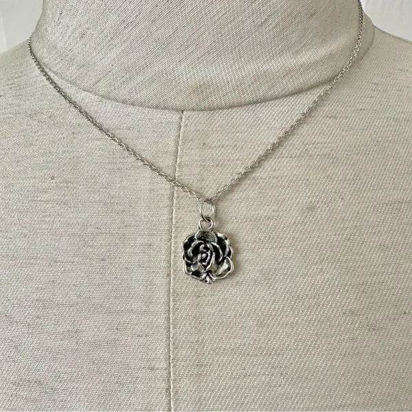 Silver tone rose pendant necklace - Image 2