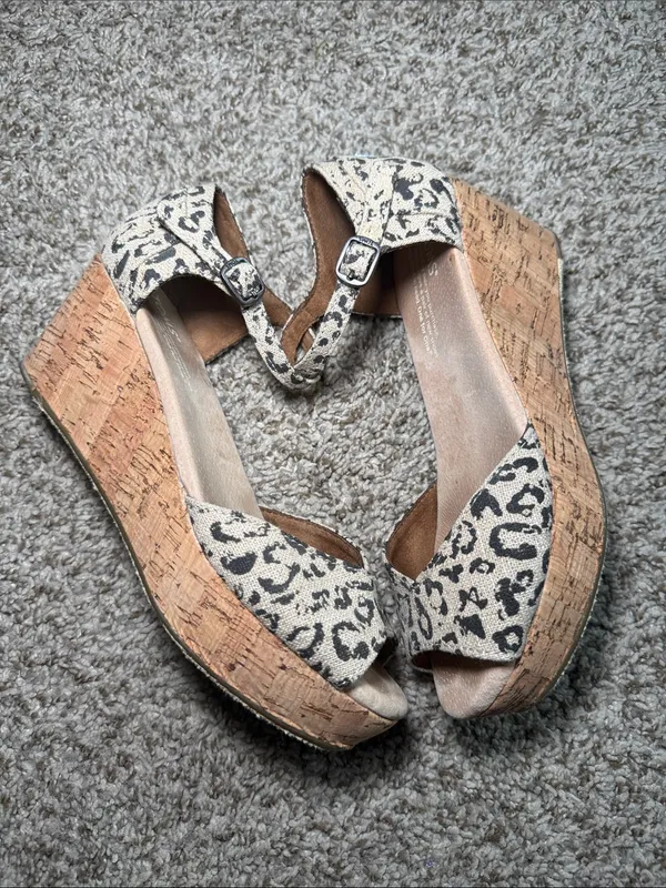 TOMS Kinsley Leopard‎ Print Wedge Sandals Women’s 6.5 Open Toe Ankle Strap Cork - Image 2
