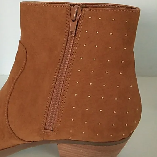 GUESS Women's 7.5M Ankle Heeled Boots Camel Color - Image 8