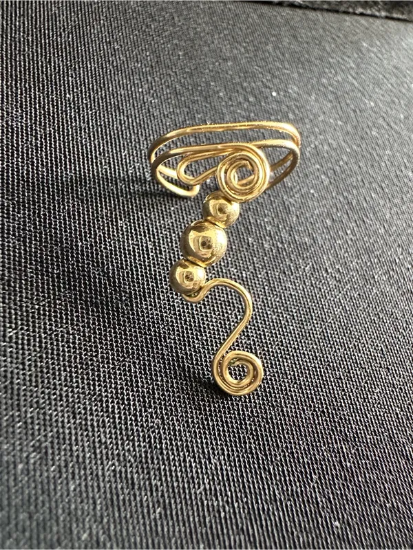 Goldtone EUC ear cuff. Metal in goldtone and adjustable to fit most sizes - Image 2