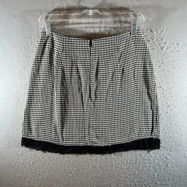 1321 | Princess Polly‎ Houndstooth Lace Trim Mini Skirt Black White Womens 6 - Image 2