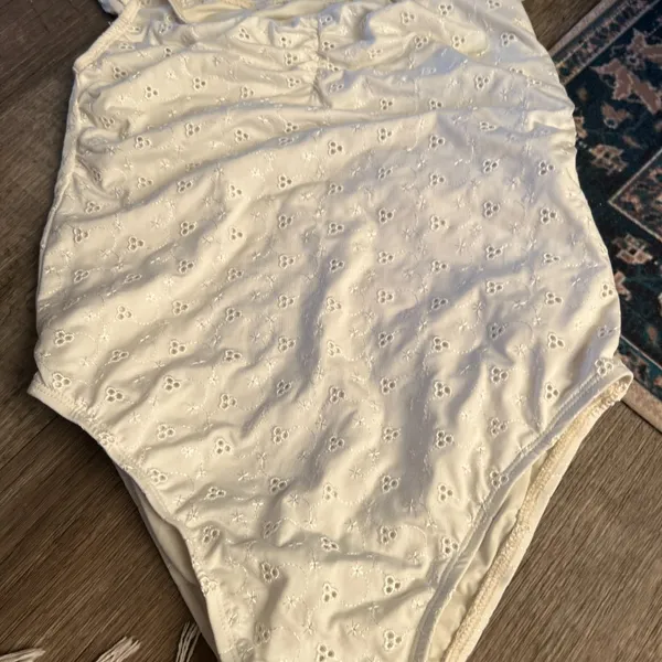 NWT Dippin' Daisy's Women's‎ Ivory Eyelet Lined One-Piece Swimsuit Size S - Image 4