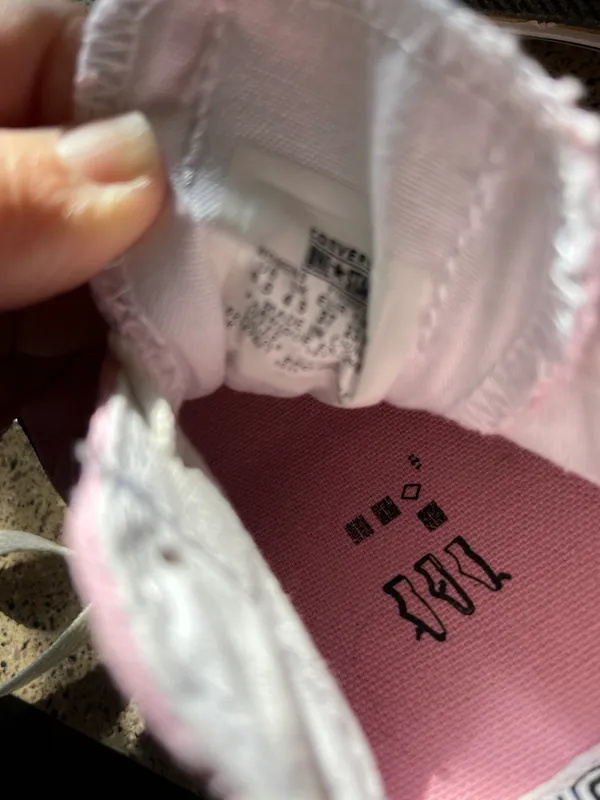 Converse women's pink size 6.5 in good condition In front of shoe picture of kids were painted - Image 8