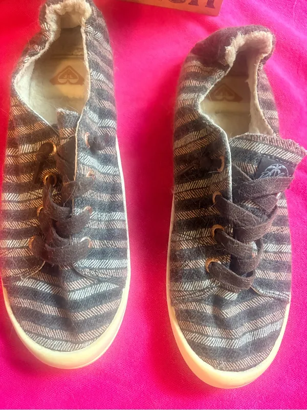Roxy Bayshore slip on shoe -Well loved striped with faux fur lining - flaw - Image 2