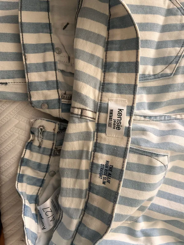 TJ Maxx Jeans Skinny Ripped - Image 2