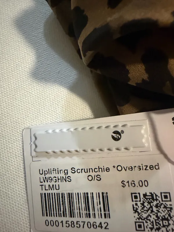 Lululemon Uplifting Scrunchie *Oversized True Leopard NWT - Image 4