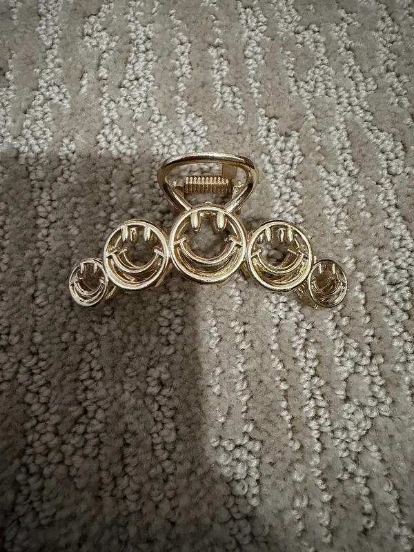 Set of 4 Assorted Smiley Face and Flower Hair Claw Clips - Image 7