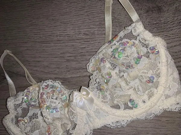 Victoria’s Secret Lace Bra 34B - Image 3