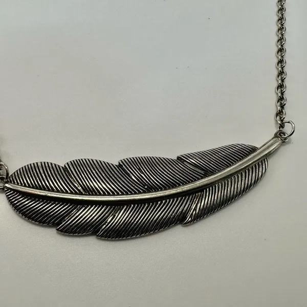 Silver tone feather pendant necklace - Image 4