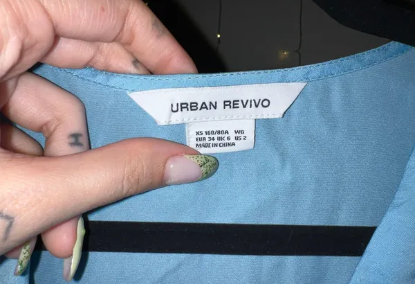 Urban Revivo V Neck Puff Sleeve Top - Image 6