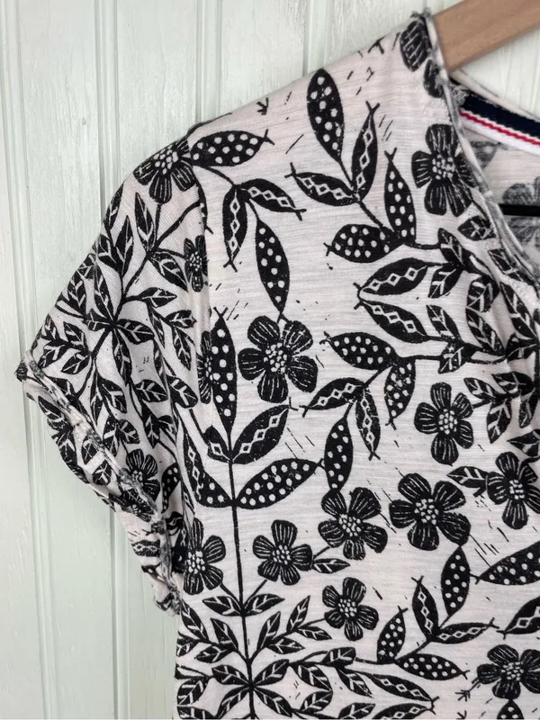 Anthropologie Press Relief Pilcro Spliced-Neck Tee Size Small Black White Floral - Image 12