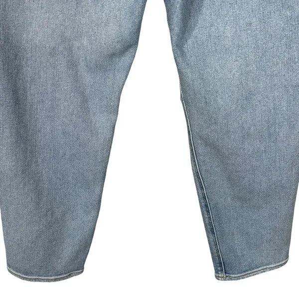 American Eagle SZ 10 SHORT Mom Jeans Distressed Hi-Rise Zip-Fly Light Wash Blue - Image 7