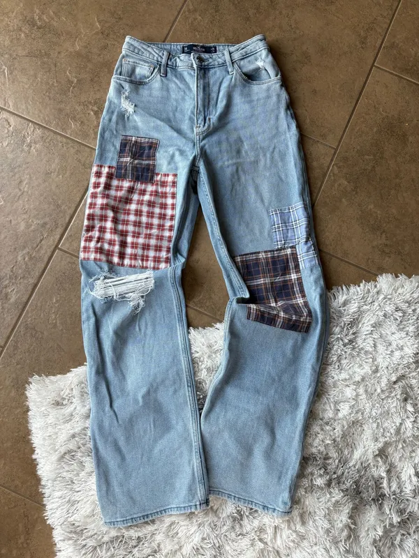 Hollister High-Waisted Patchwork Jeans - Image 4