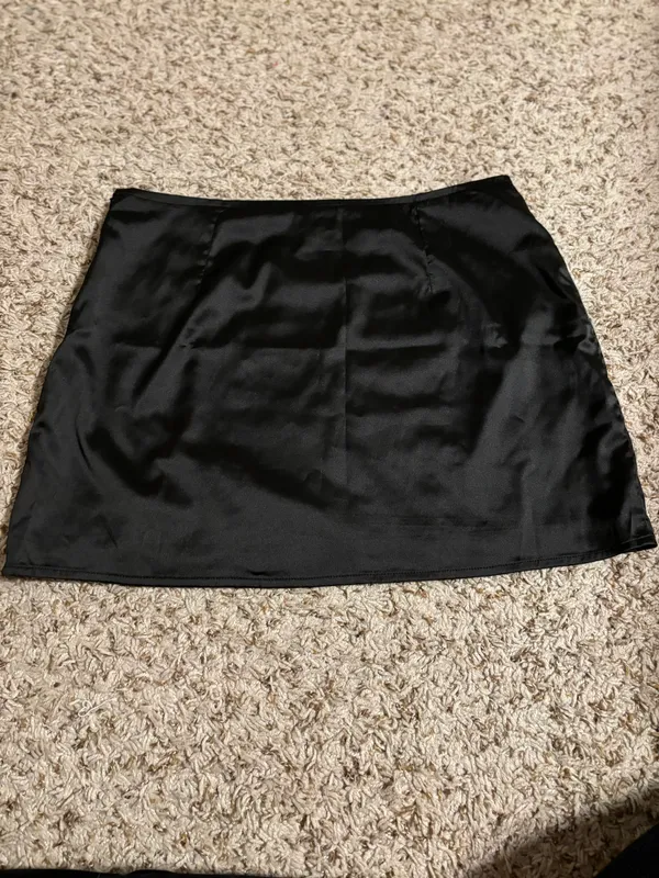 Le lis Black satin mini skirt - Image 2