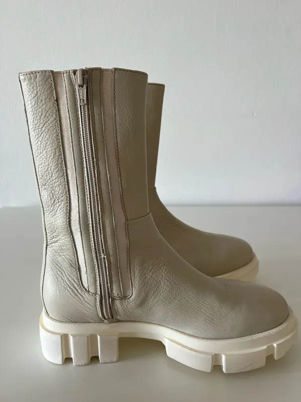 Free People Brooks Lug Sole Chelsea Boots - Chalk Color - Size w 6.5 - Image 12