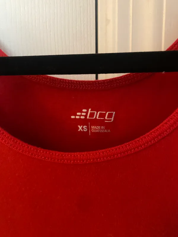 red crop top - Image 3