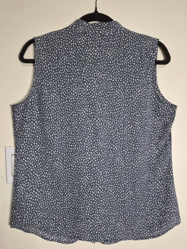 Nordstrom Rack Sleeveless Gray and White Printed V-Neck Camisole - Image 2