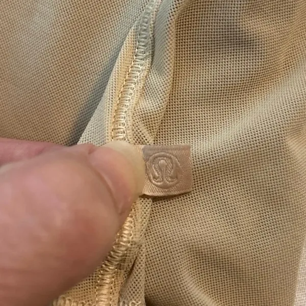 Lululemon Size 8 Lightweight Mesh Reversible Yoga Tee T Shirt Prosecco Beige - Image 5