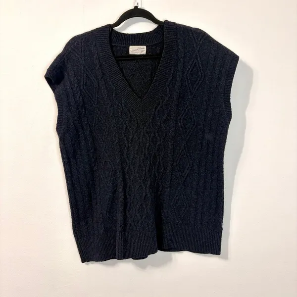 Universal Threads Navy Cable Knit V-Neck Sweater Vest Sz M - Image 2