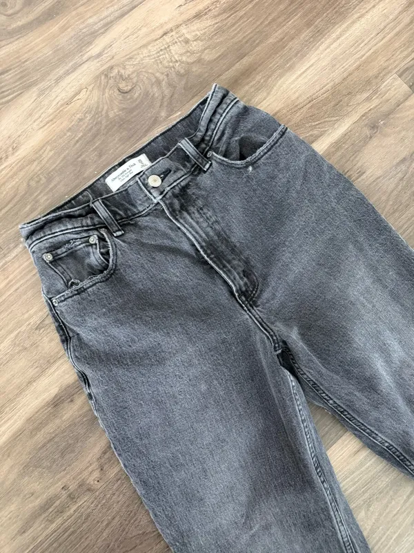 Abercrombie 90s High Rise Relaxed Straight Leg Jeans - washed black - Image 7
