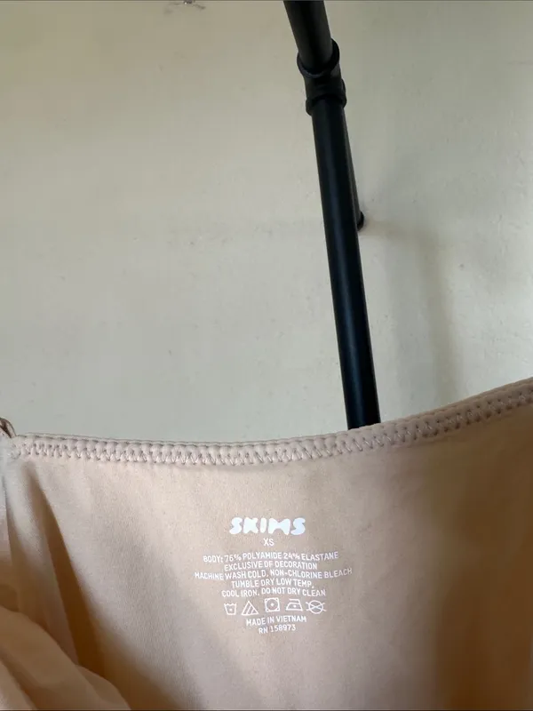 SKIMS fits everybody cami thong bodysuit color sand NWT size XS - Image 6