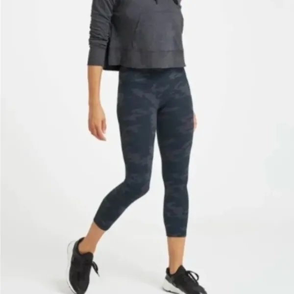 Spanx Seamless Women’s Black Camo Cropped Length LeggingsSize‎ M - Image 3