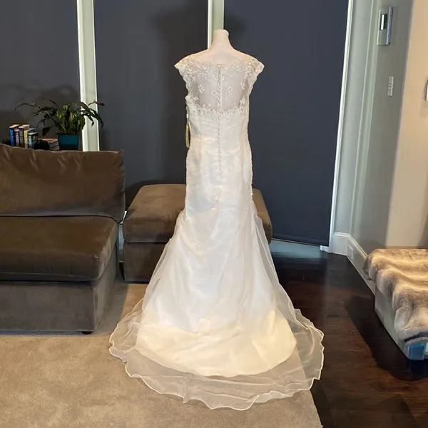 Women’s Wedding Dress Mermaid Fit Zip Up Back Small Train Size 14 NWT - Image 6