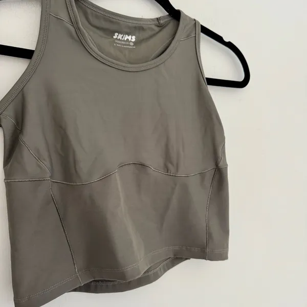 SKIMS Performance Racerback Tank Gunmetal - Image 4