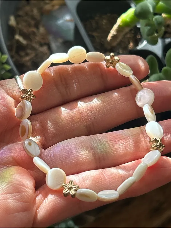 Shell Disc Stretch Bracelet with Gold Star Accents - Cream - Image 3
