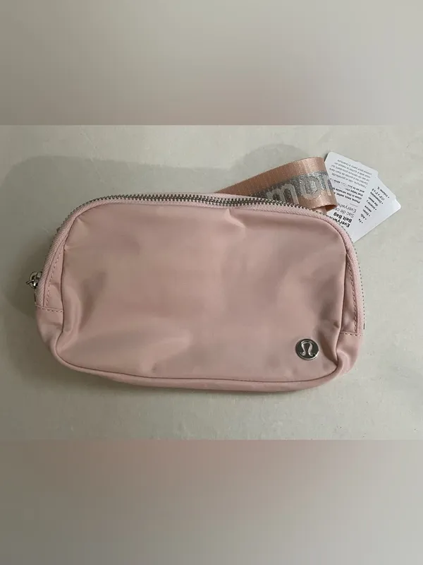 Lululemon NWT Everywhere Belt Bag blush pink Reflective Strap 1L - Image 7
