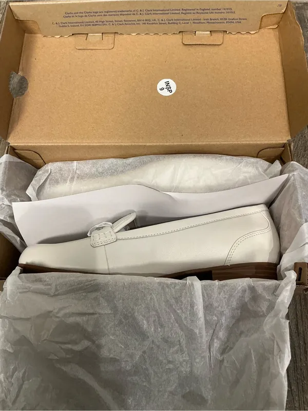Clarks Off White Leather Loafer with Silver Trim Size 8 - Image 15