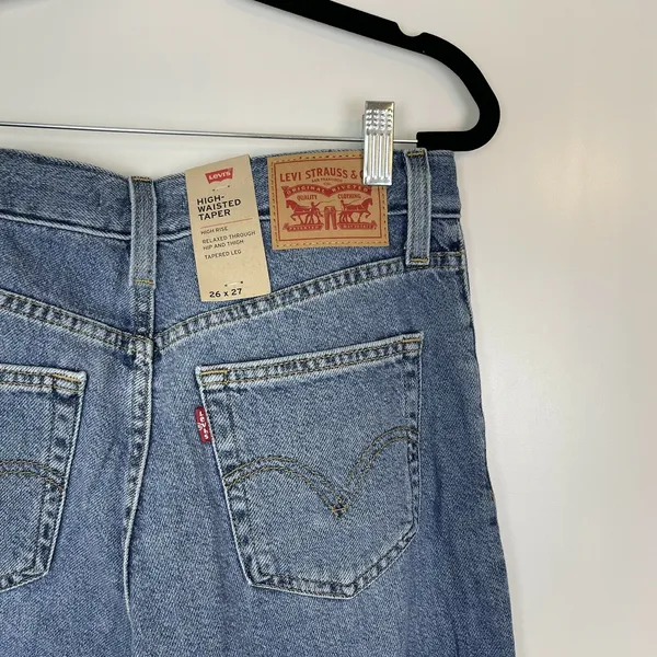 NWT Levi's High Waisted Mom Jean's Medium Wash Size 26x27 - Image 4
