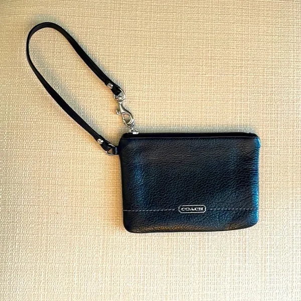 COACH Leather Wristlet.  Black 🖤 - Image 3