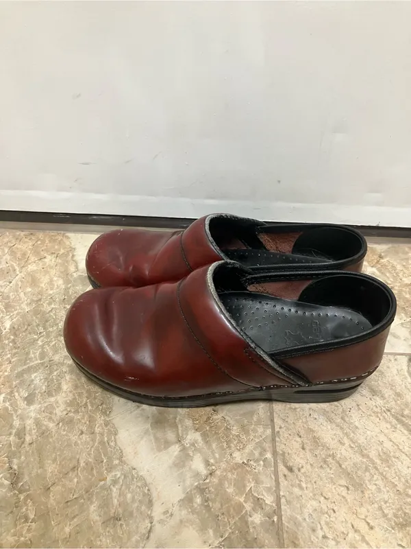Dansko Professional Clogs in rich burgundy reddish-brown leather finish Size 39 - Image 3