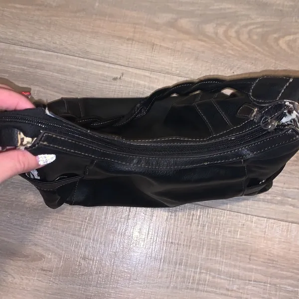 Jaclyn Smith black twisted strap shoulder bag - Image 6