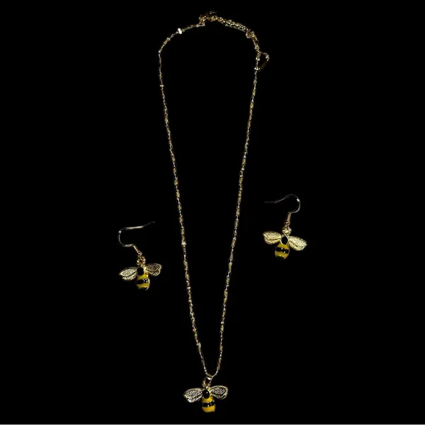 Gold Bee Pendant Necklace and Earrings set! New - Image 9