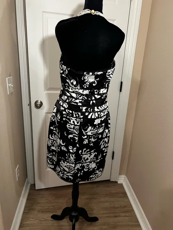 White House | Black Market Floral strapless fancy wedding guest dress - Image 4