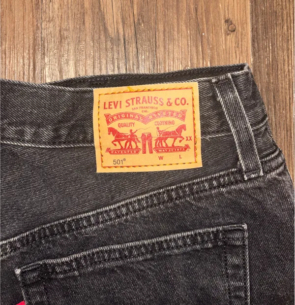 Levi's Women’s black jean shorts - Image 3