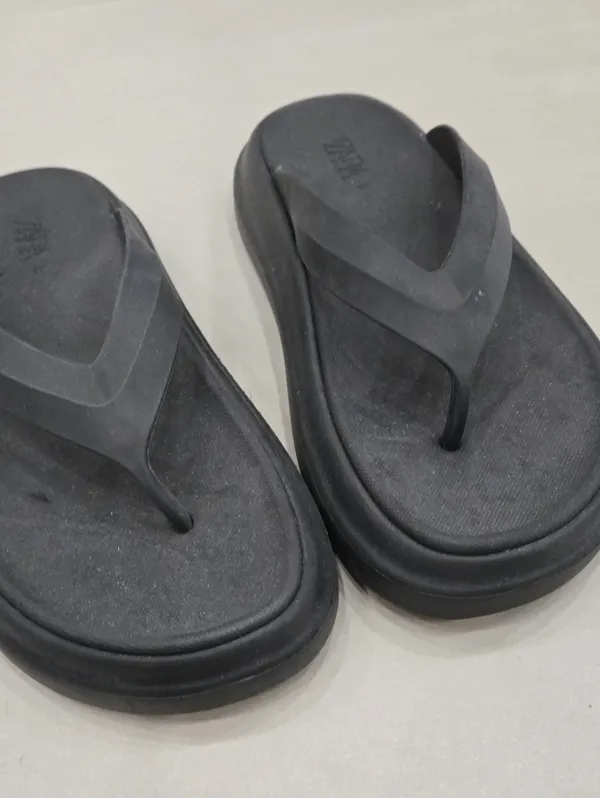 Zara Platform Thong Sandals / Pool Slides in Matte Black Rubber Size 37 - Image 2