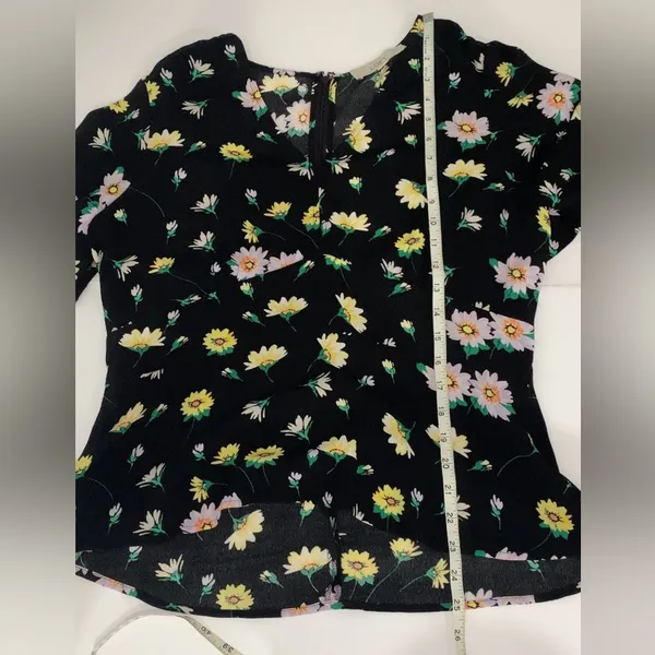 LOFT Black Floral Short Sleeve Blouse Top with Back Zipper Size 8 - Image 4