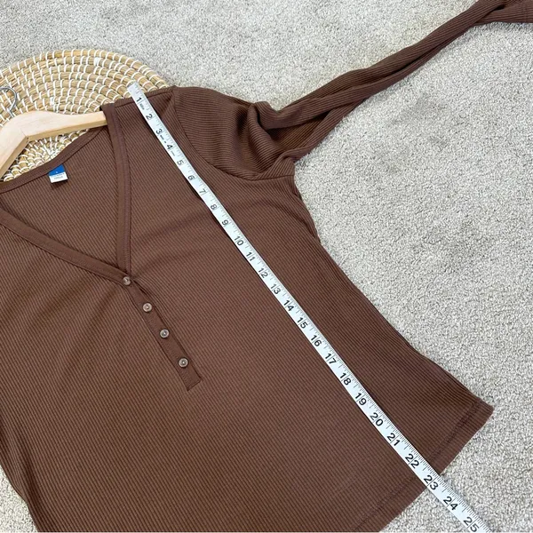 Old Navy Women’s Fitted Long-Sleeve Rib-Knit Henley Top Shirt in Espresso Bark L - Image 14