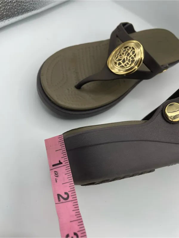 Crocs Sanrah brown gold medallion wedge sandals flip flop slide women's Size 7 - Image 5