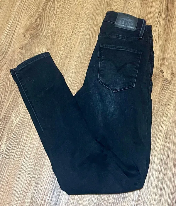 Levi's 720 High-Rise Super Skinny Black Jeans - Image 2