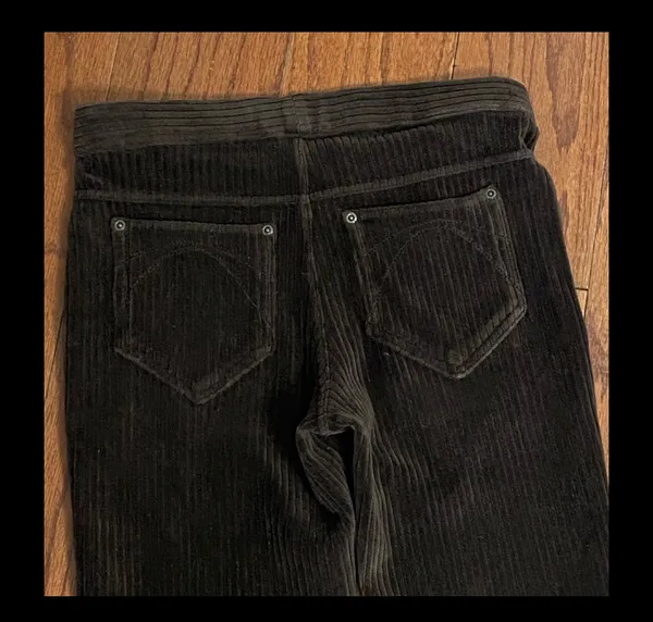 HUE Brown velvet corduroy thick ribbed leggings - Size Small Tall. Gently warn & excellent condition. Velvet corduroy Ribbed black leggings. Real back pockets. Measurements approximately 13” waste not fully stretched out x 9” rise x 42” long x 32” inseam. None smoking home. Priced to sell at as is condition. Don’t like my price make reasonable offer! - Image 4